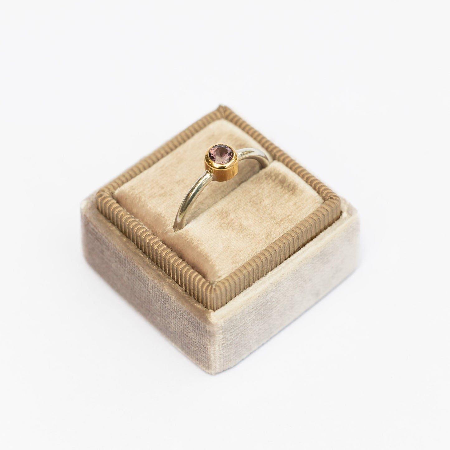Anillo Zafiro lavanda con bisel de OA