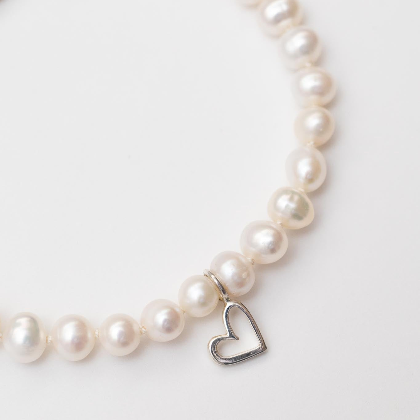 Pulsera Perlas + corazón plata HB