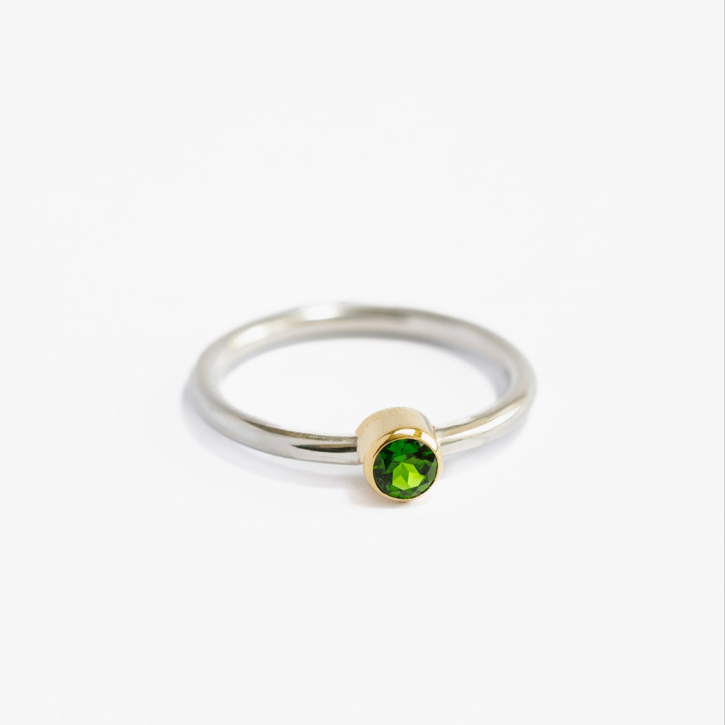 Anillo Diópsido de cromo con bisel de OA