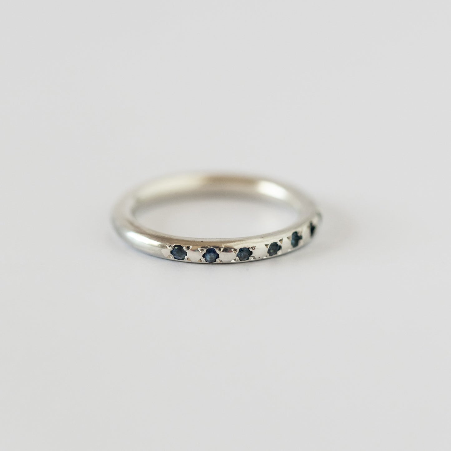 Anillo medio cintillo plata + zafiros