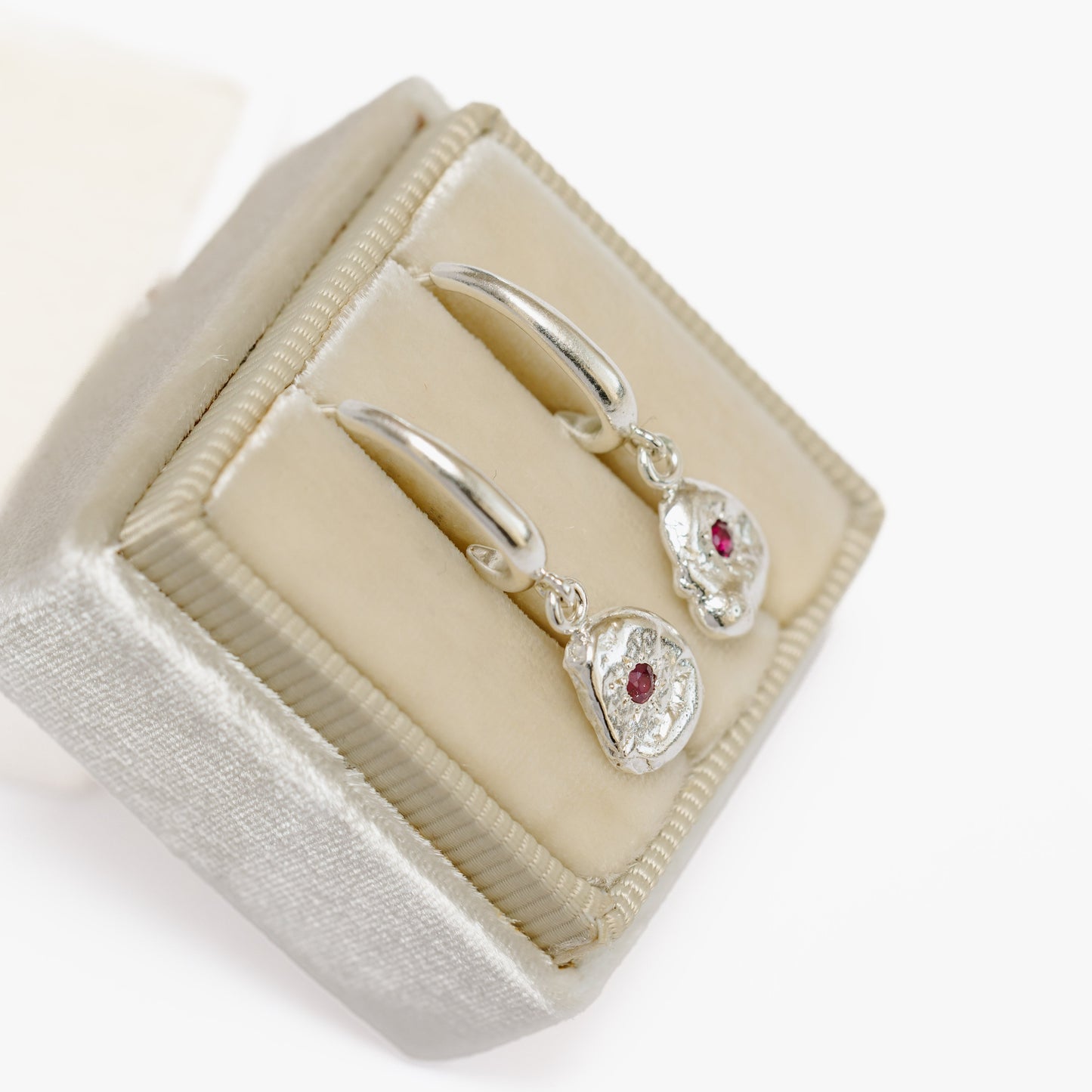 Aro oval charm con rubí plata