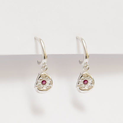 Aro oval charm con rubí plata