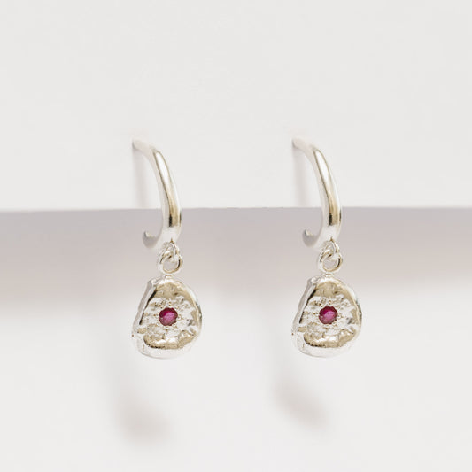 Aro oval charm con rubí plata