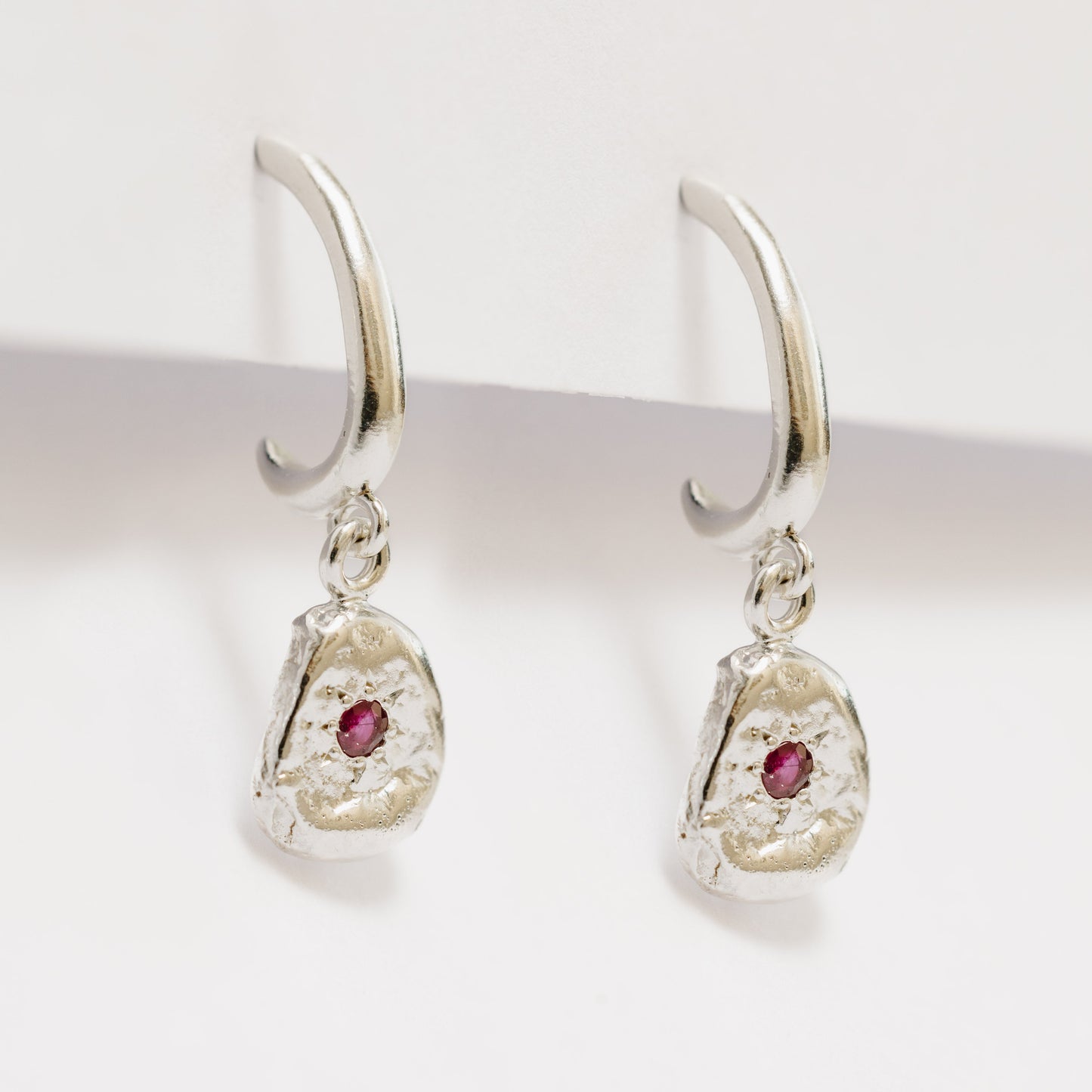 Aro oval charm con rubí plata