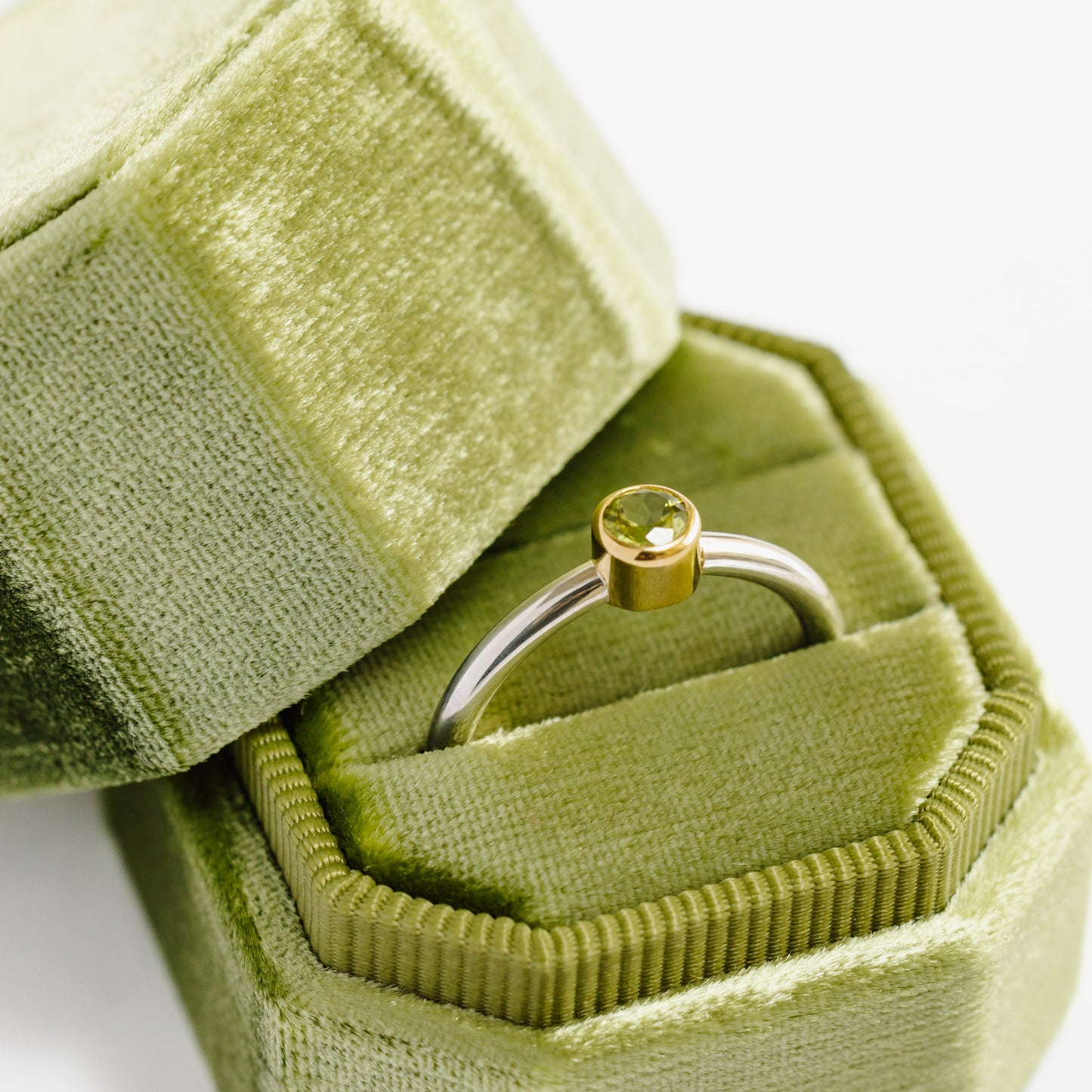 Anillo Peridoto con bisel de OA
