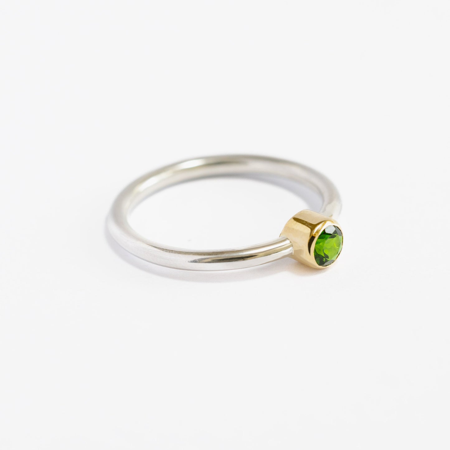 Anillo Diópsido de cromo con bisel de OA