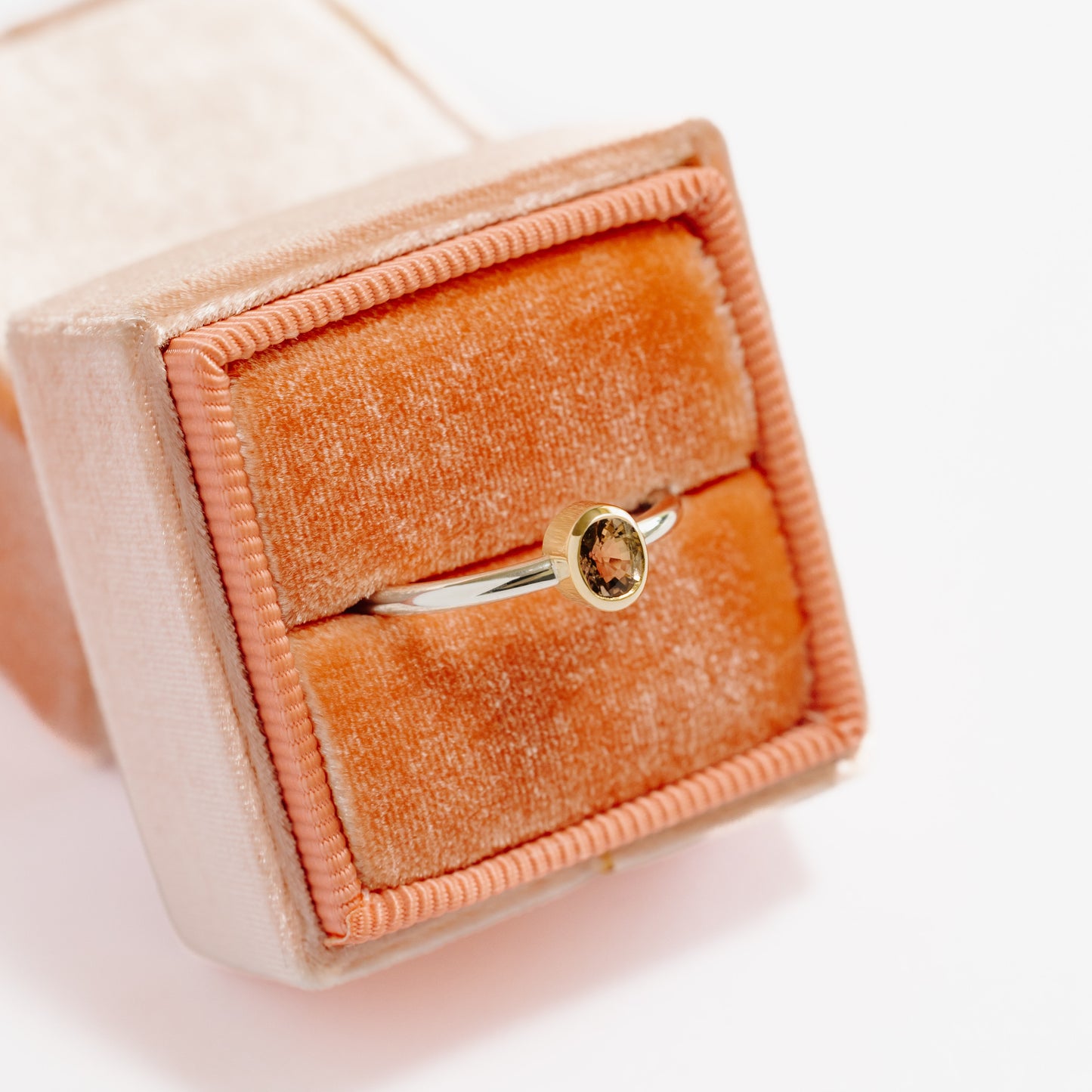 Anillo Espinela con bisel de OA