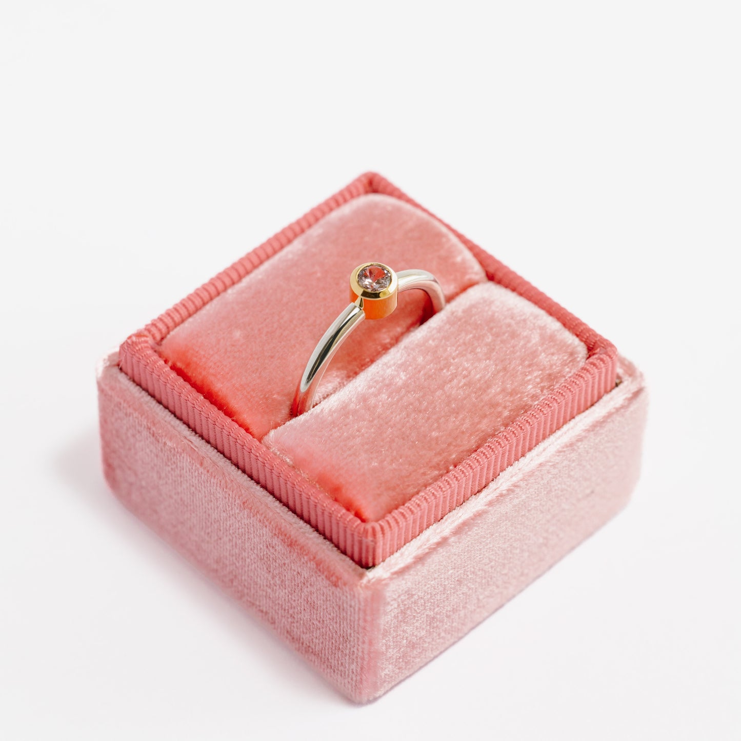 Anillo Espinela Lila con bisel de OA